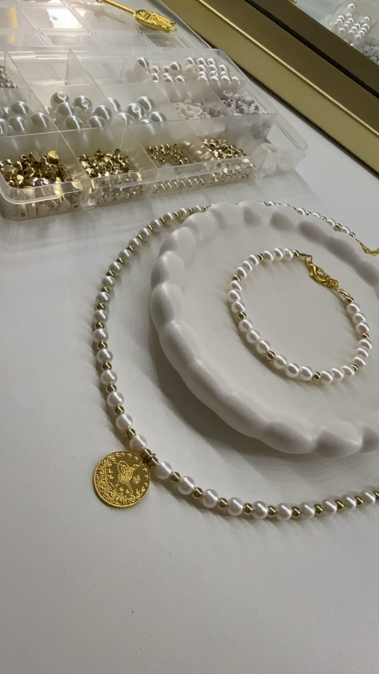 Weiße Perlen mit Gold zwischen Füllung als Set Kette + Armband