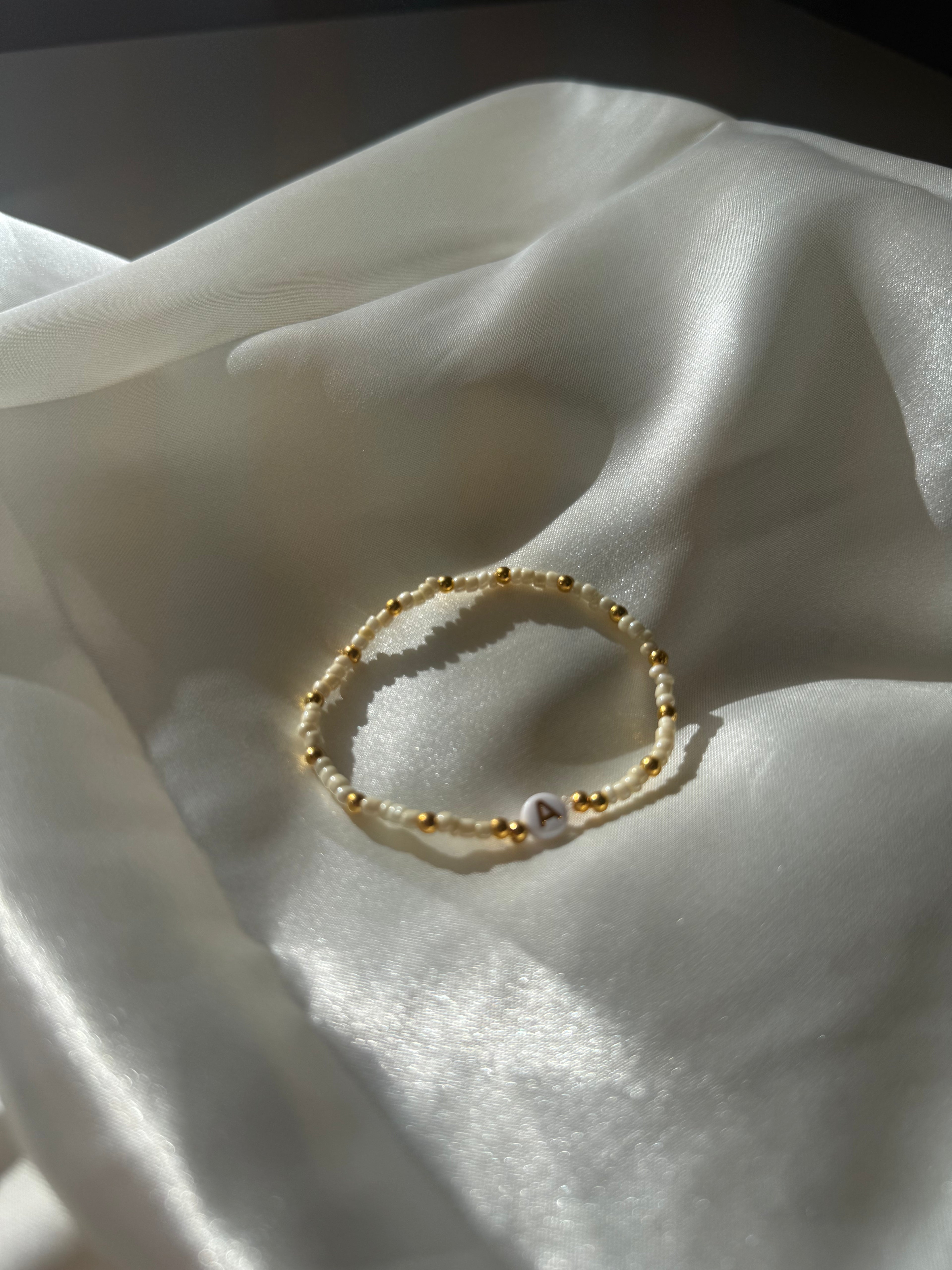 Handgefertigtes Armband mit Beige Golden Perlen