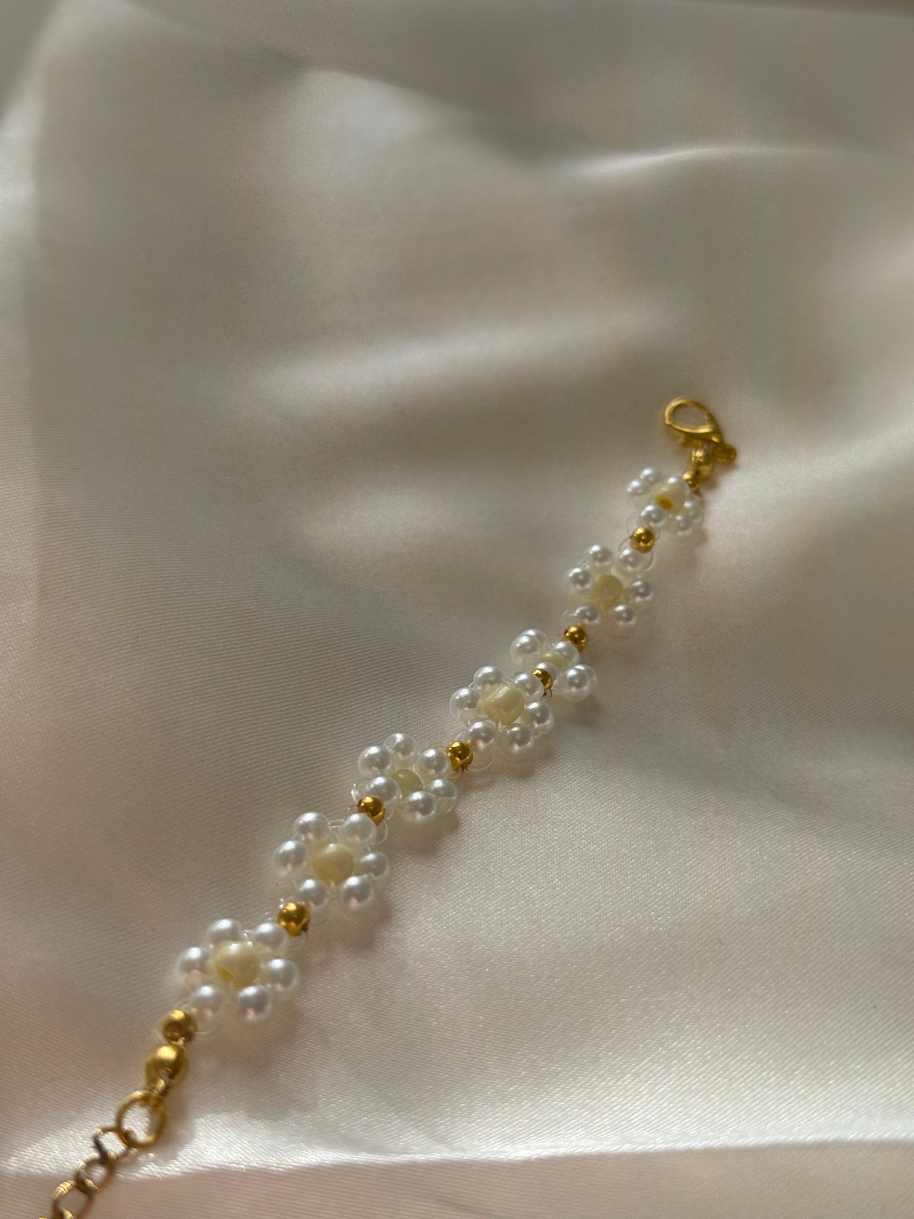 Zartes Perlenarmband mit Goldakzenten